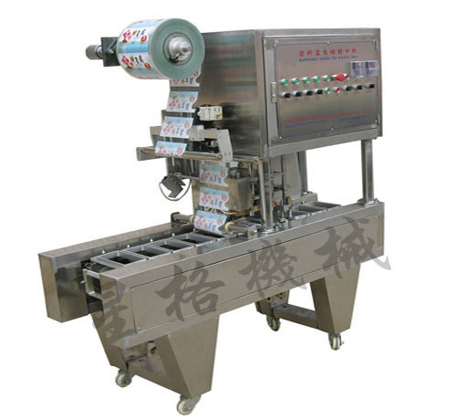 塑料盒全自動(dòng)封口機(jī)(圖1)
