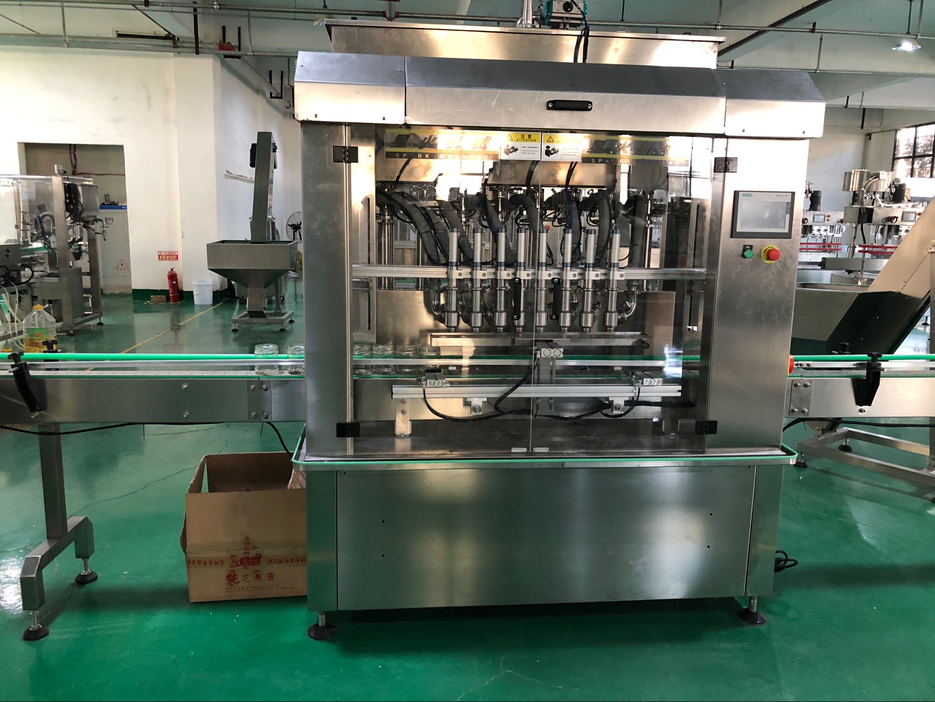 全自動辣椒醬灌裝機適用于不同的生產企業(yè)的需求(圖1)