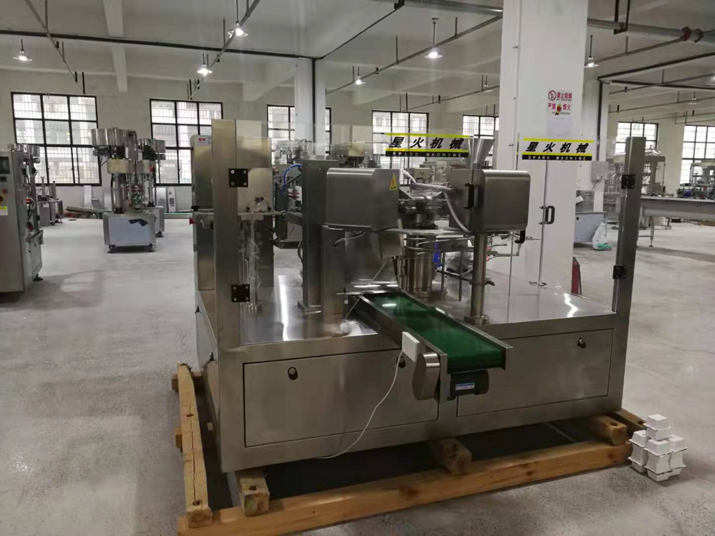 全自動給袋式醬料包裝機(jī)實現(xiàn)自動化、智能化(圖1)