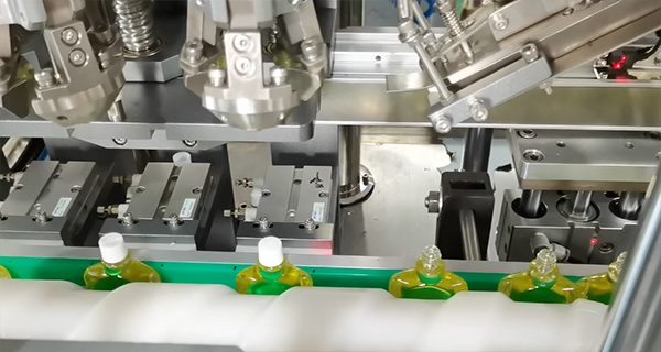 多品類(lèi)兼容！自動(dòng)灌裝旋蓋生產(chǎn)線成紅花油、風(fēng)油精企業(yè)新選擇(圖1)