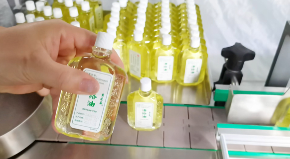 多品類(lèi)兼容！自動(dòng)灌裝旋蓋生產(chǎn)線成紅花油、風(fēng)油精企業(yè)新選擇(圖3)